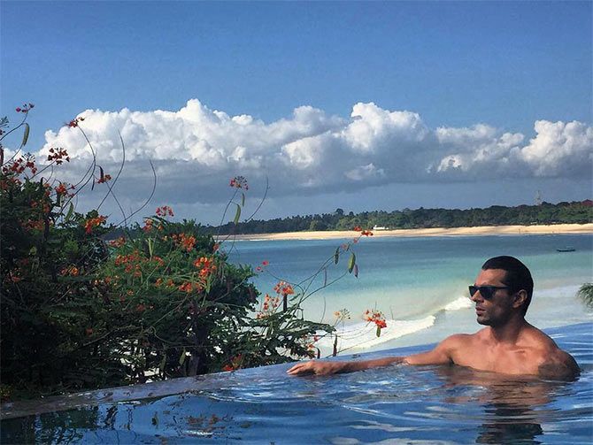 zakky12345's tweet photo. Day 2/30 Your Idol at a Beach : 30 Days Idol Prompts. π
Waise toh my fav is the one which I cannot post it ππ
But yeah this one I can post.. @Iamksgofficial at beach πβΊοΈπ
You can share your favourite picture too, for prompt list swipeπ€
#KaranSinghGrover https://t.co/MMlqMVTlcV