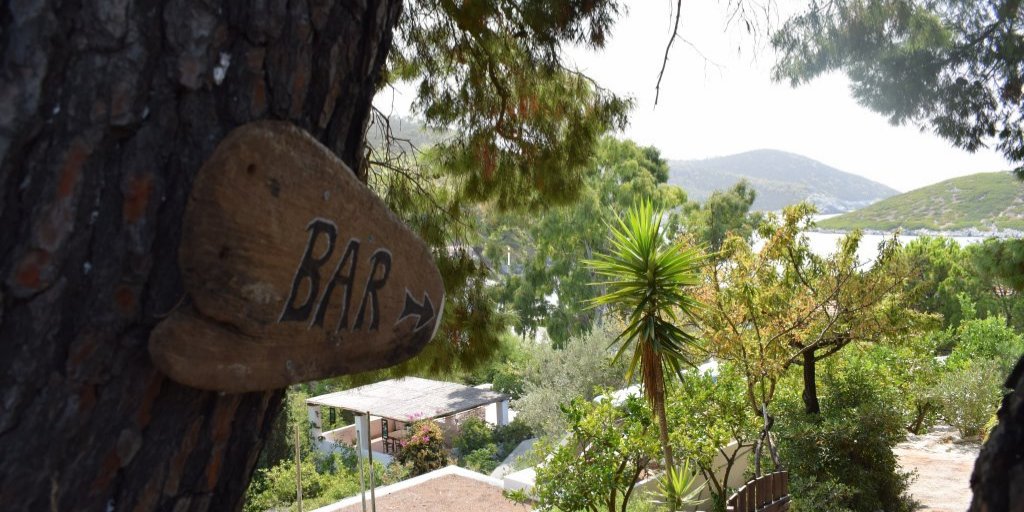 Race you to the bar! Coffee and cocktails served with love in Atsitsa Bay: skyros.com/holiday-locati…

#greek #coffee #cocktails #yoga #creative #holistic #retreats #AtsitsaBay #Skyros #Greece