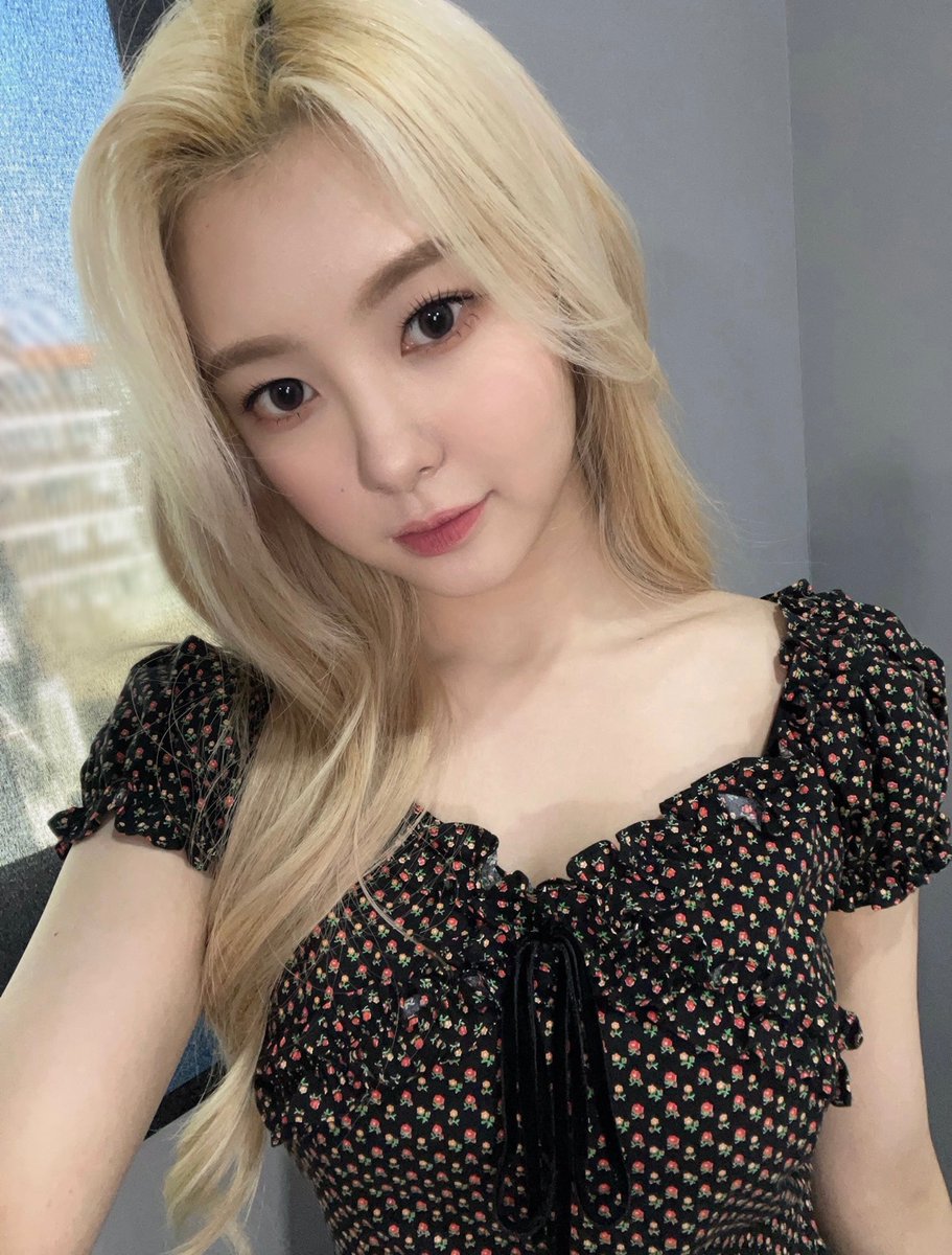 dayeonthoughts's tweet photo. she cant be real https://t.co/uOBdUIaUdB