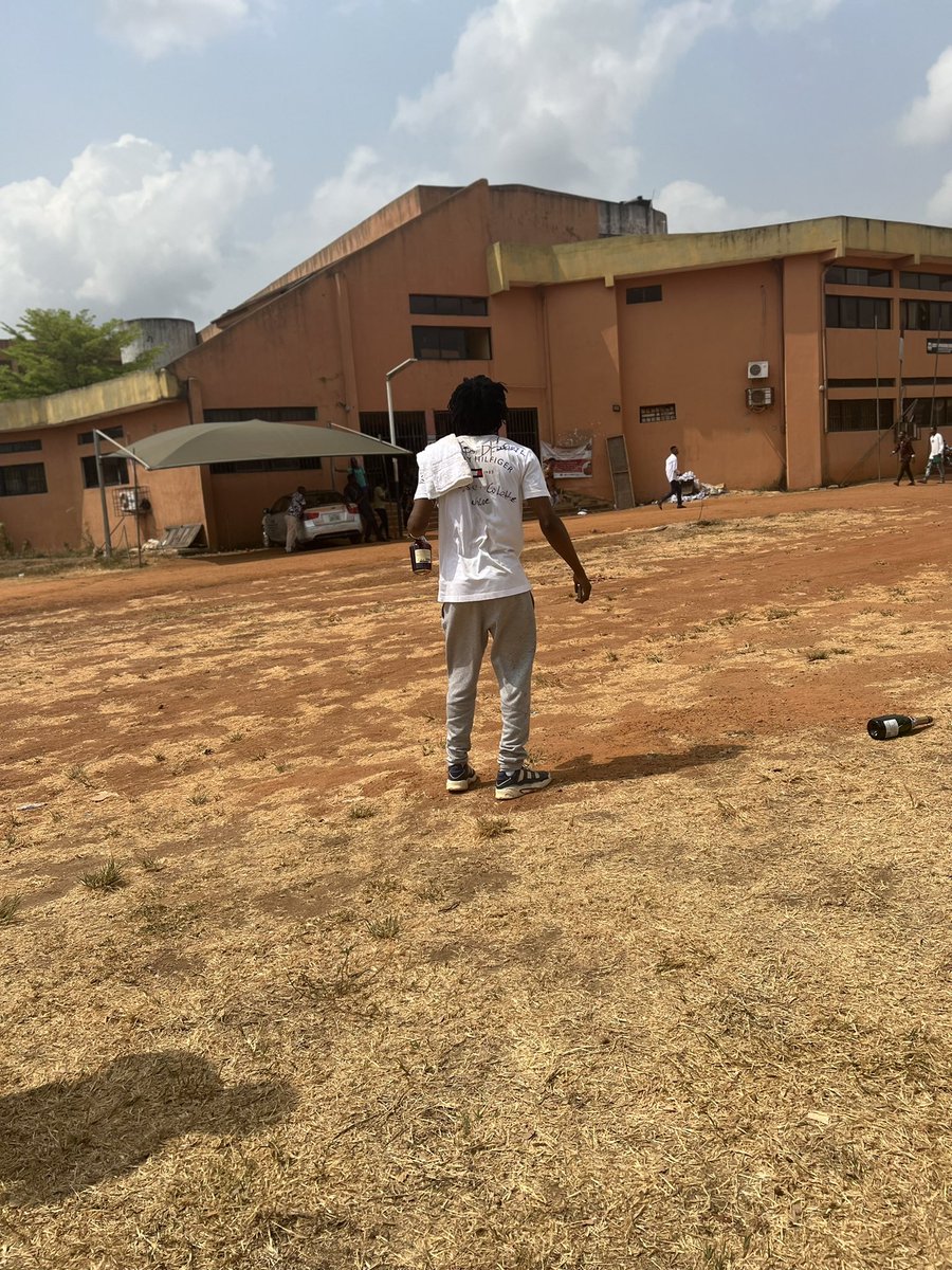 Em_Templah's tweet photo. Did some dirty job
Got no dirt on my name #tommyhilfiger #adidas #Certifiedgraduate #chemist #siplean #BSCacquired https://t.co/0lqLa2KiiN
