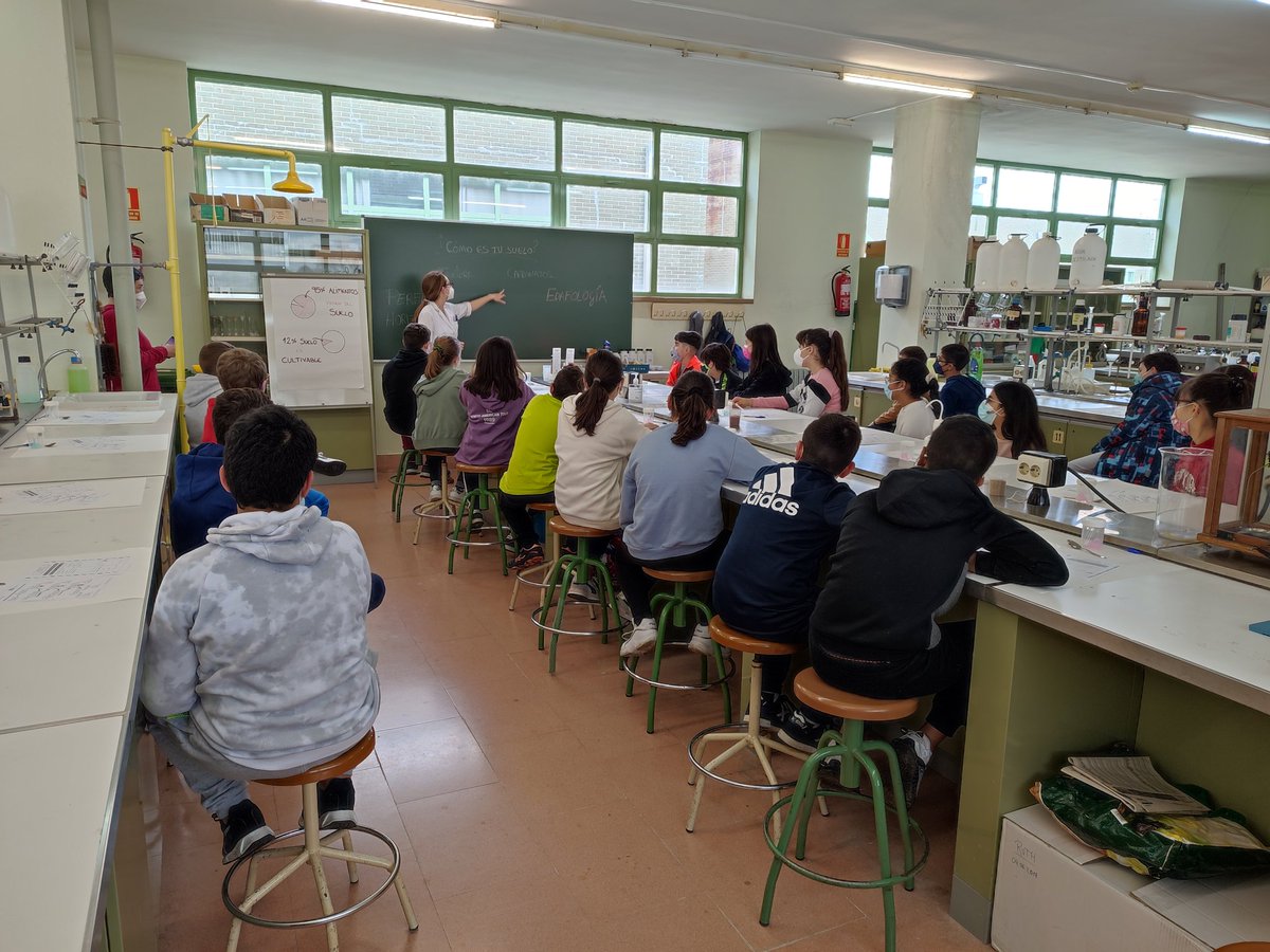 Ruthcms's tweet photo. Seguimos con nuestro proyecto "Edafo...¿qué? No es suelo todo lo que pisas", financiado por @UVadivulga. Hoy nos han visitado en la @ETSIIAAPalencia los alumnos de 5° del @blas_ceip. #soyforestal #somosiufor https://t.co/wXsV7fyZiL