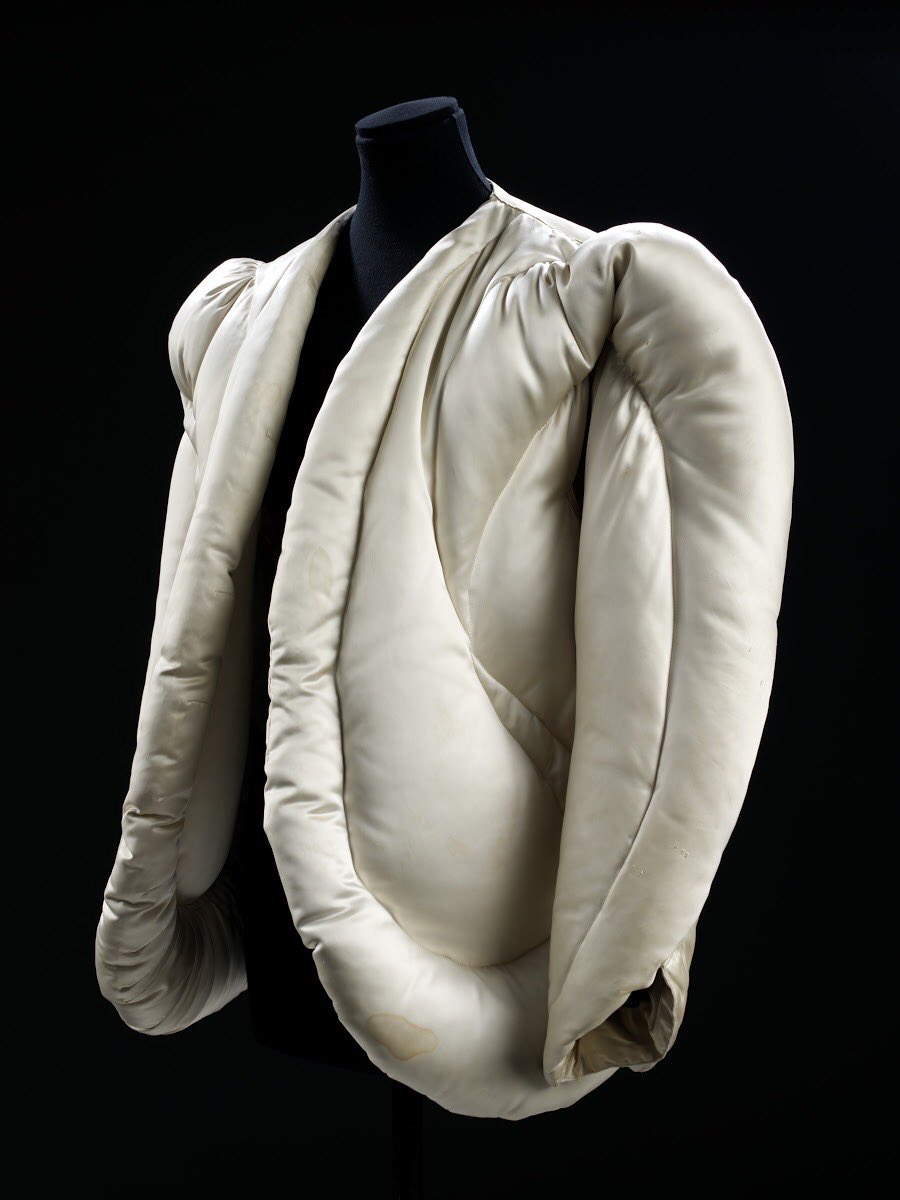 Aitor_salinas's tweet photo. Dries Van Noten otoño 2022 y la chaqueta de Charles James de 1937 considerada la primera “fashion puffer” (antes se usaba en el ejército). Casi un siglo después, sigue siendo completamente moderna. https://t.co/XtmYW8XoNI