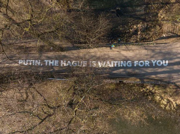 ianbremmer's tweet photo. the mayor of vilnius’s message to putin outside russia’s lithuanian embassy https://t.co/sf3SX1N3Yp