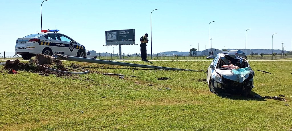 emekavoces's tweet photo. 🚨🚔➡️ #INFO Siniestro de tránsito en Interbalnearia frente al aeropuerto. Un lesionado grave, único ocupante. Trabaja en el lugar @DNPCaminera. Precaución al circular https://t.co/2z3NpdqYmQ