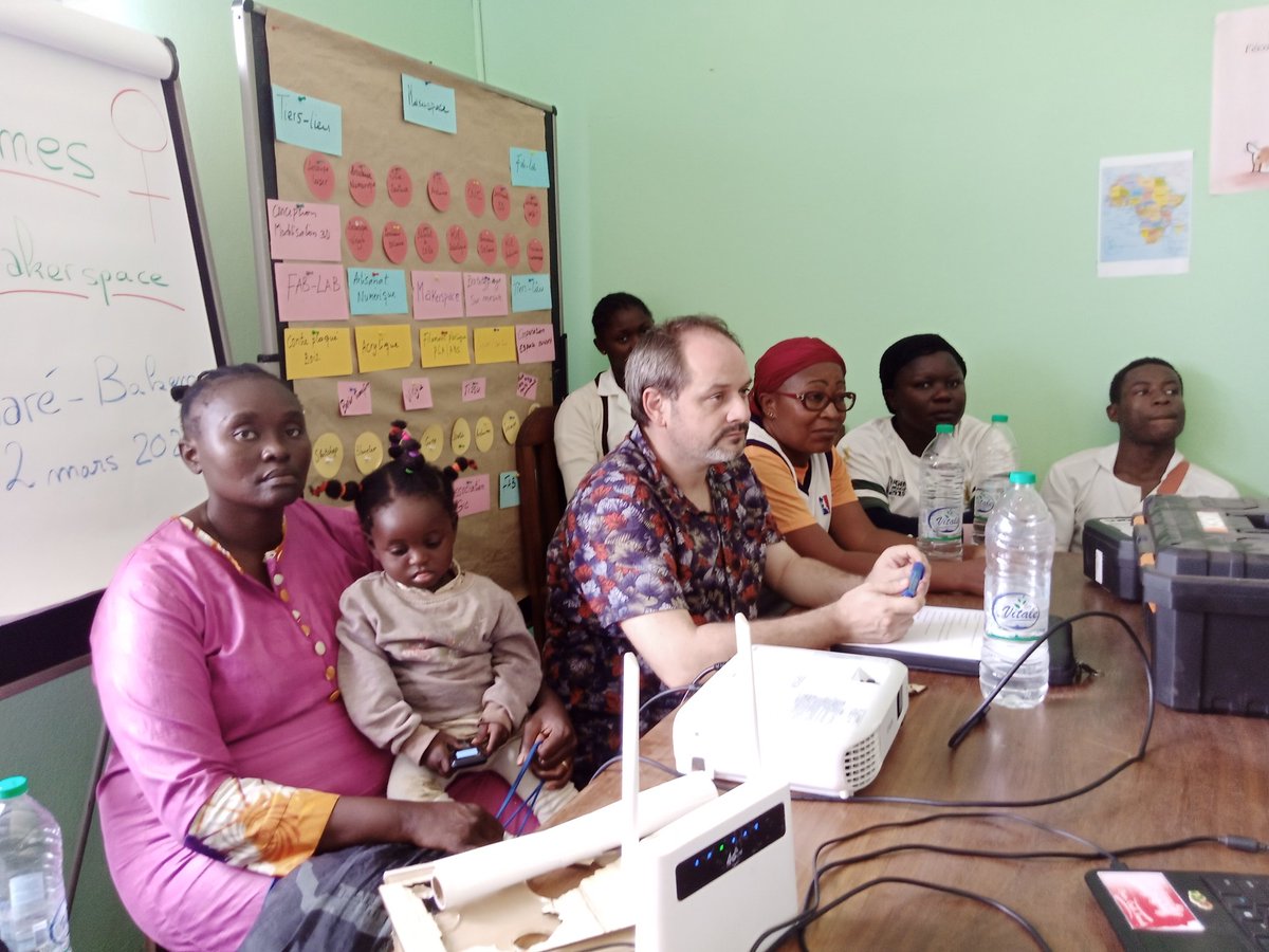 DigaMathieu's tweet image. Ça n&apos;a pas été facile d&apos;établir la connexion entre les partenaires #PRADEC 📶📲 mais ça vallait le coup d&apos;insister pour ce bel échange sur les #makerspaces 🧰🗜️entre les femmes 👩🏽‍🦰  de #Baré et #Garoua2 🤝🏽🗜️ #JIF2022