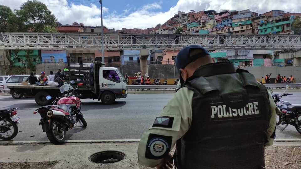 rcamachovzla's tweet photo. #Caracas protesta en la autopista, altura fechas Patrias, por agua. PoliSucre y GNB en el sitio, lograron habilitar un canal para la circulación vehicular. https://t.co/9E3gpE2hPJ