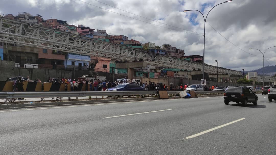 rcamachovzla's tweet photo. #Caracas protesta en la autopista, altura fechas Patrias, por agua. PoliSucre y GNB en el sitio, lograron habilitar un canal para la circulación vehicular. https://t.co/9E3gpE2hPJ