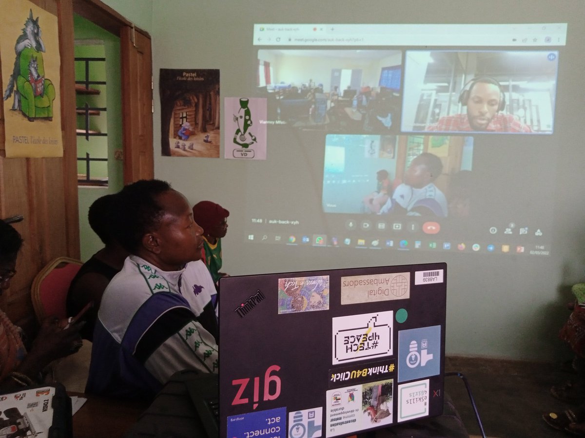 DigaMathieu's tweet image. Ça n&apos;a pas été facile d&apos;établir la connexion entre les partenaires #PRADEC 📶📲 mais ça vallait le coup d&apos;insister pour ce bel échange sur les #makerspaces 🧰🗜️entre les femmes 👩🏽‍🦰  de #Baré et #Garoua2 🤝🏽🗜️ #JIF2022