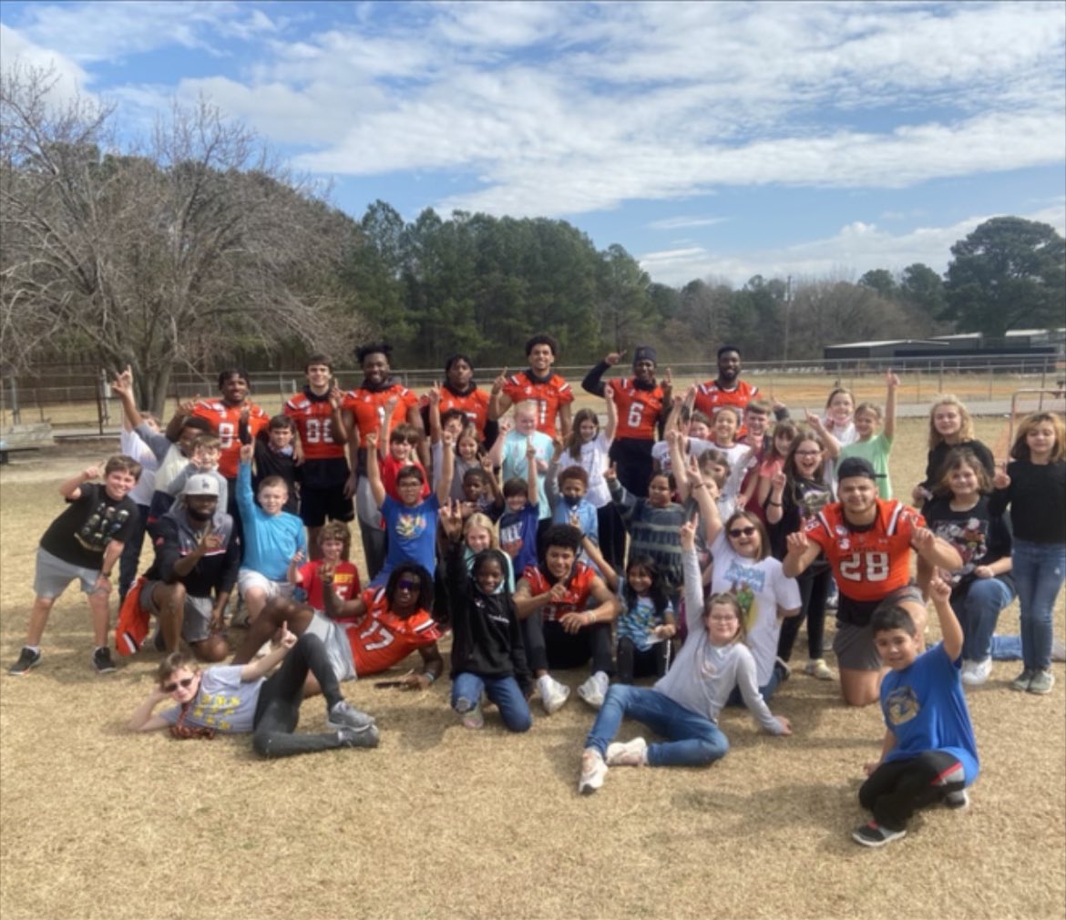 GoCamelsFB's tweet photo. Love spending time at Buies Creek Elementary!!!! 📚🏈🐪

#RollHumps https://t.co/uNulsz7Qah