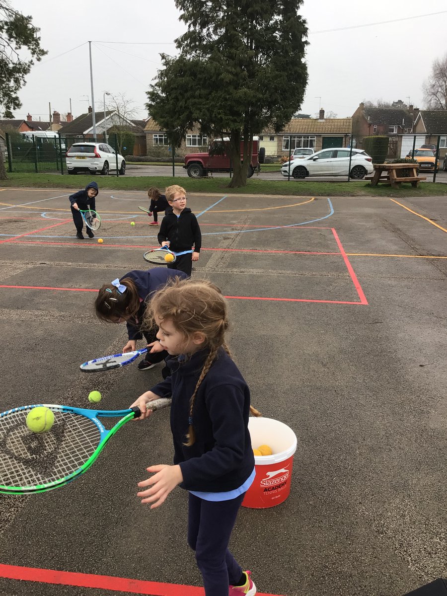 DunstonPrimary's tweet image. Apples have been learning to balance while moving! Super tricky work but we smashed it! Well done Apples. @CGSOutreach  #SpiresFed #SpiresPE