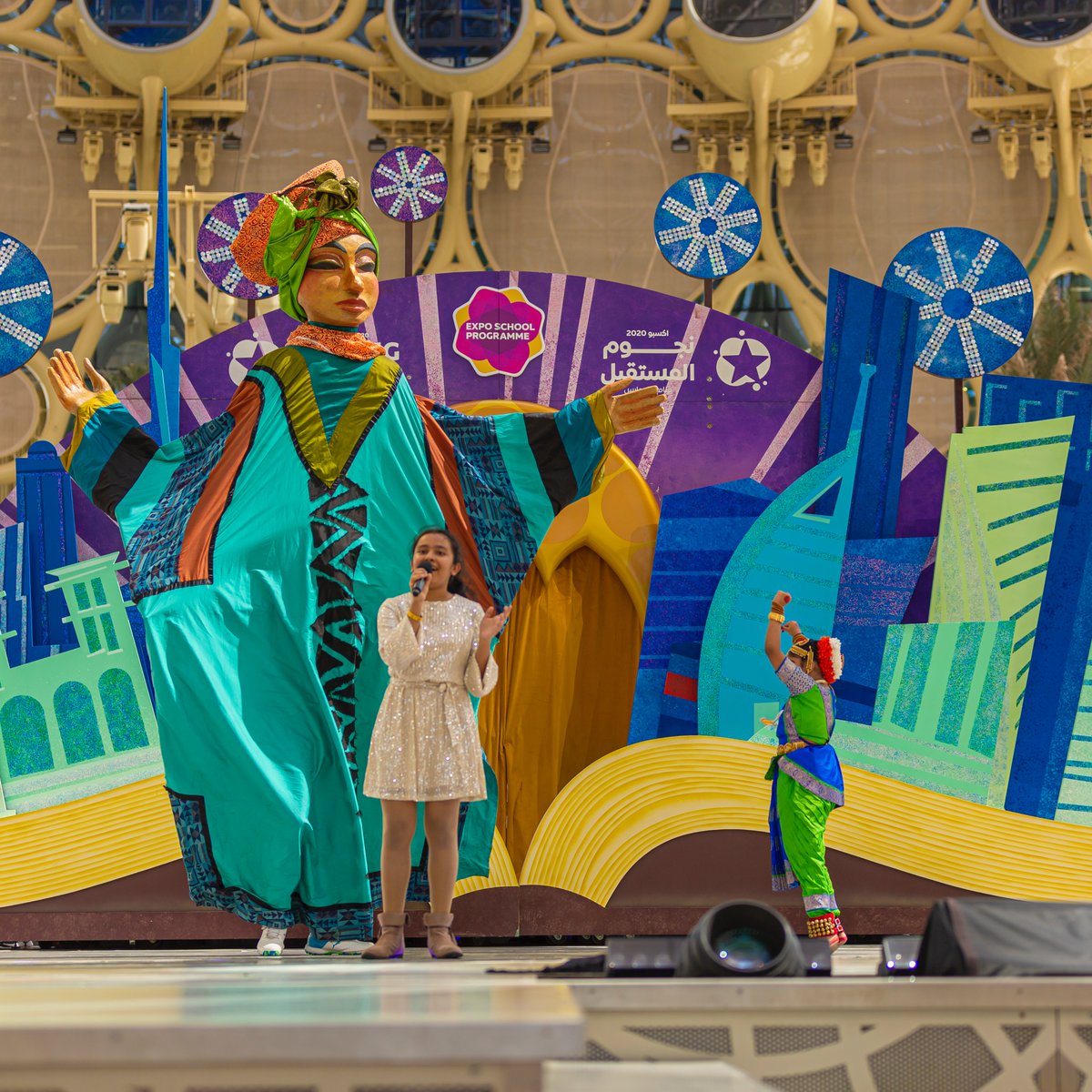 exposchoolprgrm's tweet photo. A big round of applause for today’s Expo 2020 Young Stars from GEMS Modern Academy for their exceptional performance and great talent! 🌟

How cool are these giant puppets? 👀

#ExpoYoungStars #ExpoSchoolProgramme #Expo2020 #Dubai https://t.co/DDzCZw7wi1