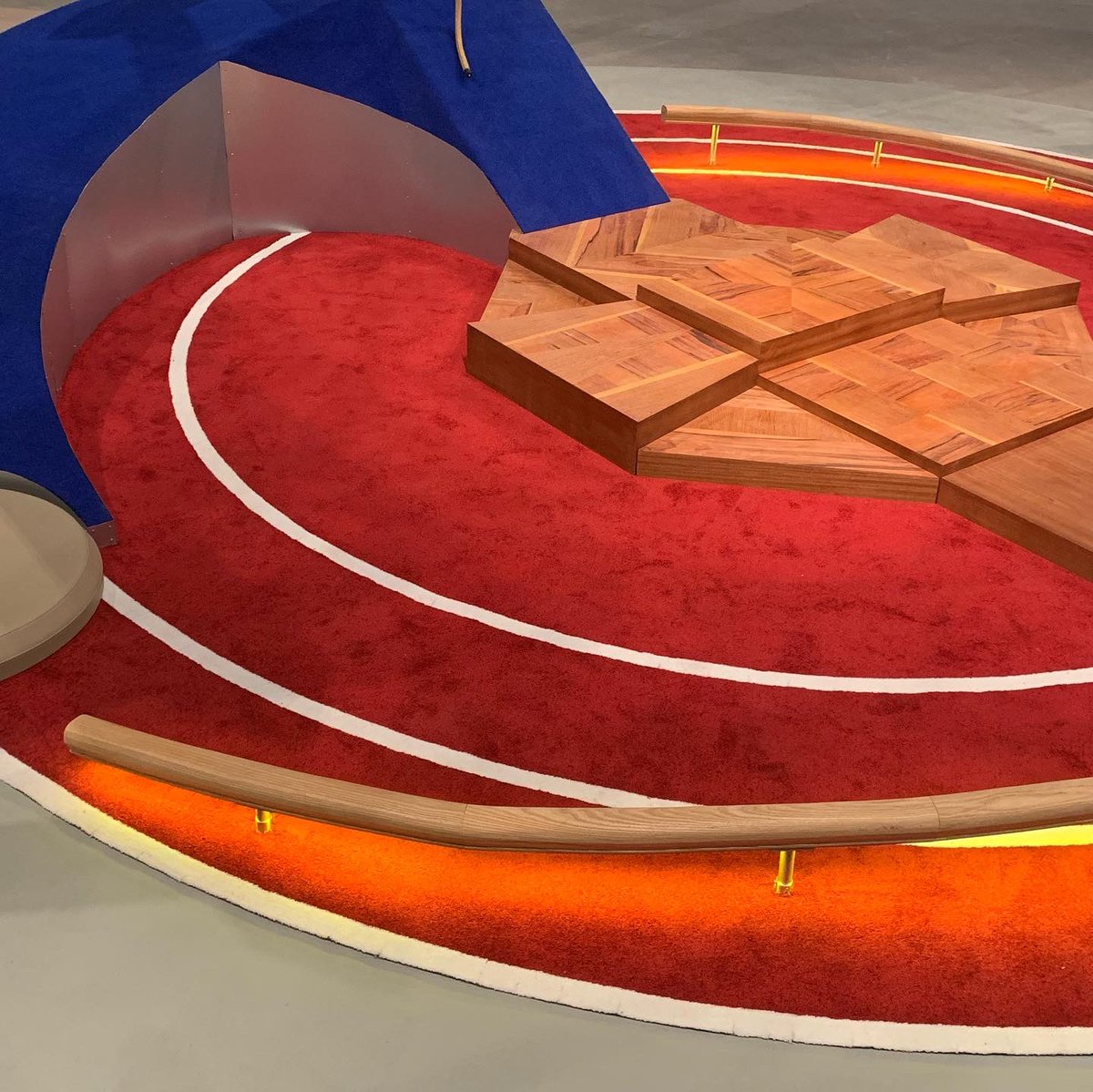 오늘 개막한 리움미술관 아트스펙트럼2022에서 8명의 참여 작가중 한명으로 약 4개월동안 ‘체력 단련 활동장’ 이라는 이름의 작품을 선보입니다! 혼신의 힘을 다해 그자체로 저의 단련장이 되었던 작업💪 전시 관람은 예약필수입니다!💎 제작 지원: 리움미술관