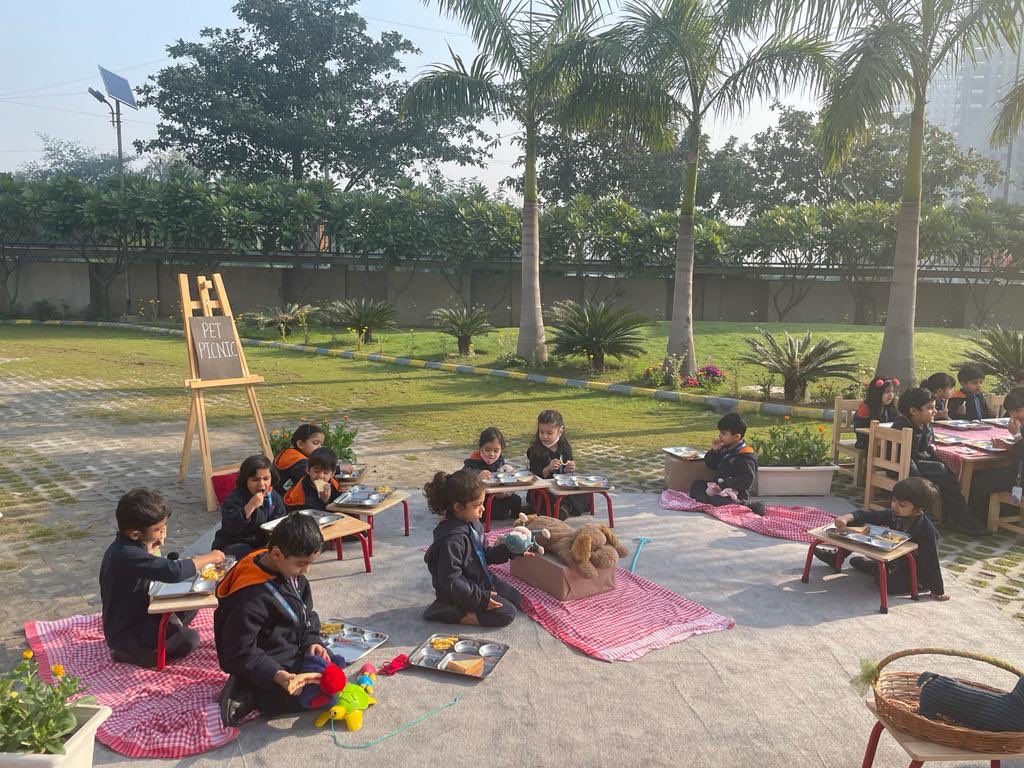 shilpisamanthaa's tweet photo. It is a #paws and #whiskers kind of #Wednesday.There is nothing better than having a picnic with your four legged friend. #Nursery ss brought their pet animals and enjoyed a fun filled picnic with them.#animalunit #petpicnic #earlyyears @deepa_nanda @AneeshaSahni @Prometheus_Edu https://t.co/bzdEty6rxS