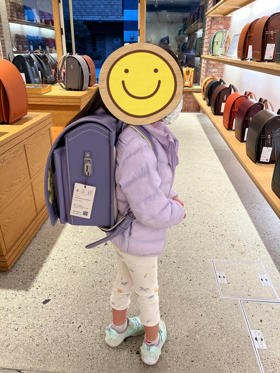 ランドセルを予約しに選びに行ったらしい孫 入学は一年以上先だが この姿 娘のランドセル姿を思い出し胸一杯 よく似てる 今はこんなに大きくみえる だけどそのうち小さくなるんだよね そういえばこのスーツの紺生地 娘の小学校入学式のスカート作った残り生地