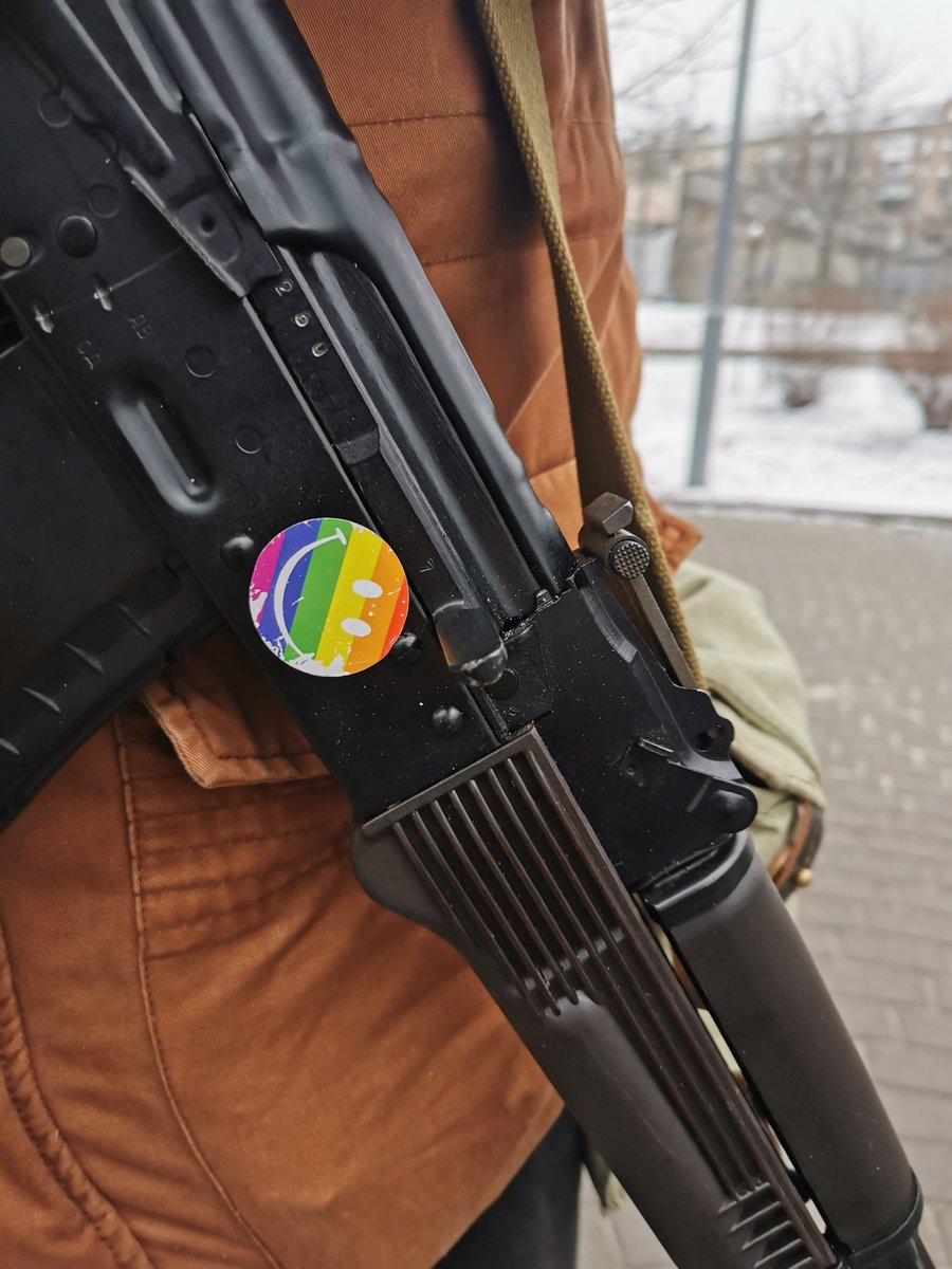 daphnerousseau's tweet photo. Meet Boris, 20y, LGBT activist and one of the thousands of Kyiv residents who took weapons to defend the city. 

"I wanted a queer tuch on my Kalashnikov, it matters to me". 🌈 https://t.co/4M55FzNjvS