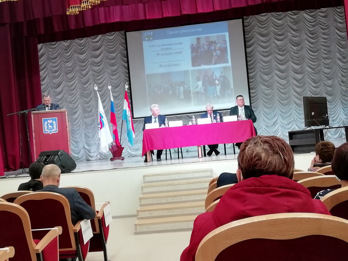 На расширенном заседании Собрания представителей сельского поселения Дубовый Умёт А.В. Макридин поблагодарил за работу и вручил памятный нагрудный знак "За служение людям" учителю физкультуры ГБОУ ООШ пос.Ровно-Владимировка А.Н. Ильичеву