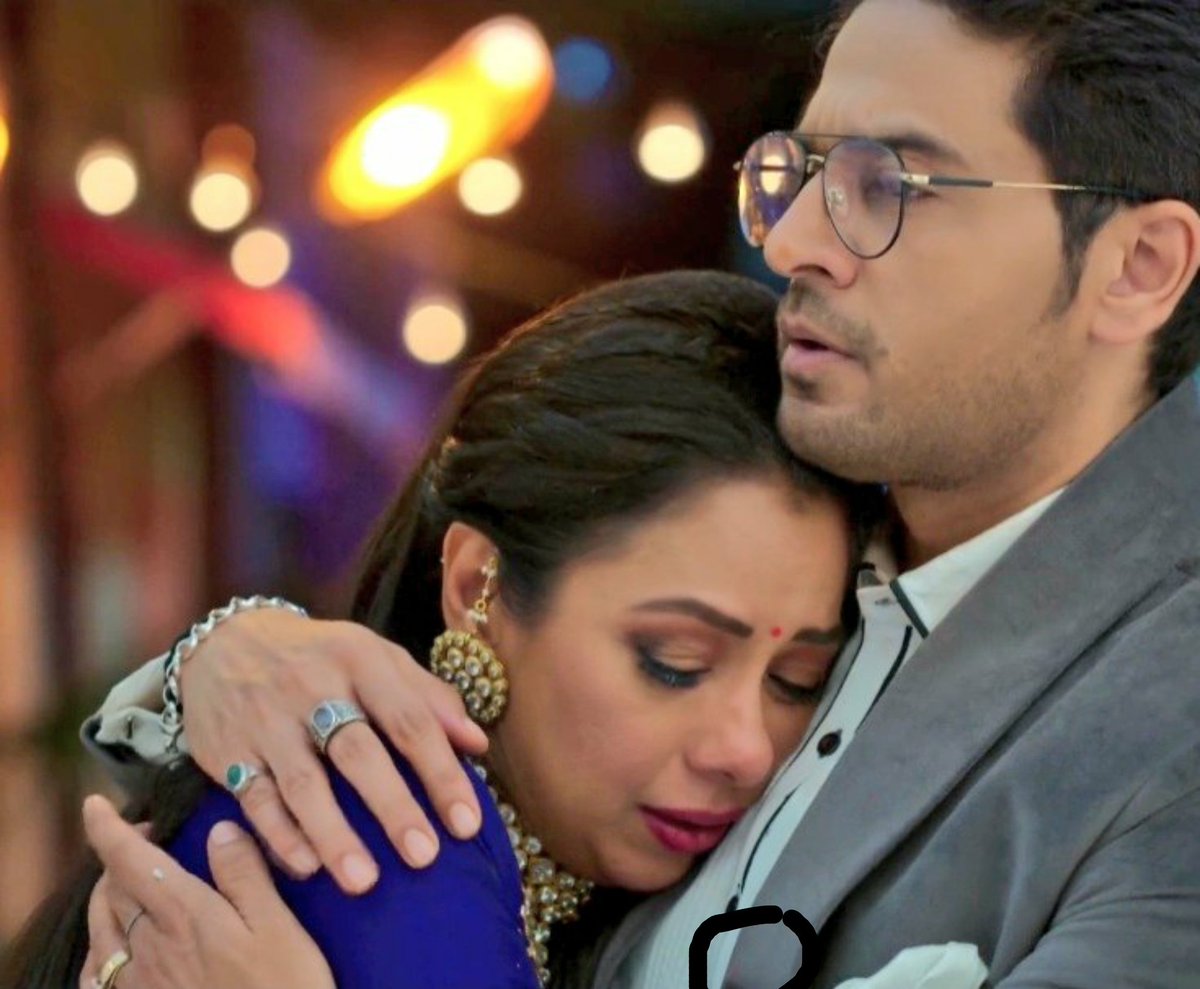 Maan_shipper's tweet photo. Everything kept aside, That lipstick mark of Any on Anuj's coat's collar 😭😍😭😍
Can somebody in the Shah fam please notice it &amp; tease them? 😜😂😜😂 Uff how romantic! 🔥💞 #MaAn raising the bar so high! 😘💗 #AnujkiAnupamaa #AnujKapadia #6monthsofAnuj #Anupamaa https://t.co/dCxXYDpsof