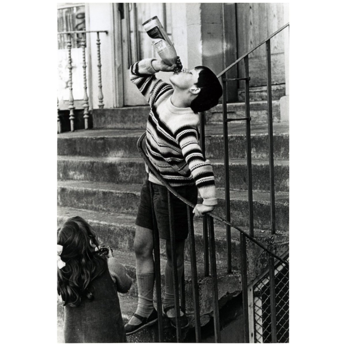 ROBERTBLOMFIEL2's tweet photo. Boy Drinking Kola, Edinburgh (1966)
One of my choices of images for tomorrow evening's 'In Conversation' event. Join us at 7pm to find out why I picked it. Register for event via https://t.co/8TMZbXxcQf
#edinburgh #studentoflight #bnwphotography #streetphotography https://t.co/Anmip6VrTV