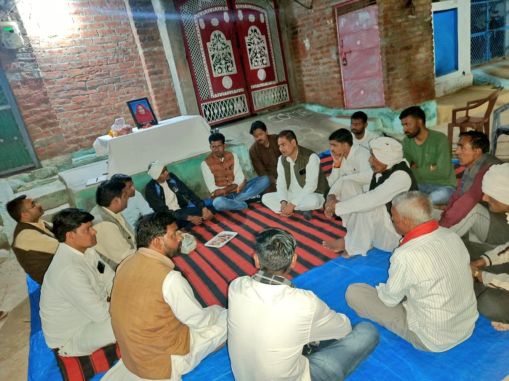 Rajendr91700374's tweet photo. आज आदरणीय श्री @MlaGohad जी लोकप्रिय विधायक गोहद के साथ छोटे भाई सेक्टर अध्यक्ष कांग्रेस #RajooRathour की दादी के निधन होने पर उनके निवास वार्ड क्रमांक 2 गोहद पर पहुंचकर शोक संवेदना व्यक्त की बड़े भाई @AshishSgurjar गोहद कांग्रेस ब्लॉक अध्यक्ष उपस्थित रहे https://t.co/9f6WJiIFuQ