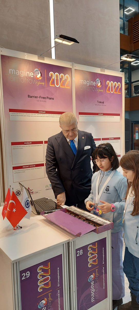 BİL Eğitim Kurumları Yönetim Kurulu Bşk. Doç. Dr. Mustafa AYDIN, 7. EURIE Avrasya Yükseköğretim Zirvesinde Imagine Tomorrow yarışmasına katılan 8 Kampüsümüzü standlarında ziyaret ederek projeleri hakkında bilgi aldı.