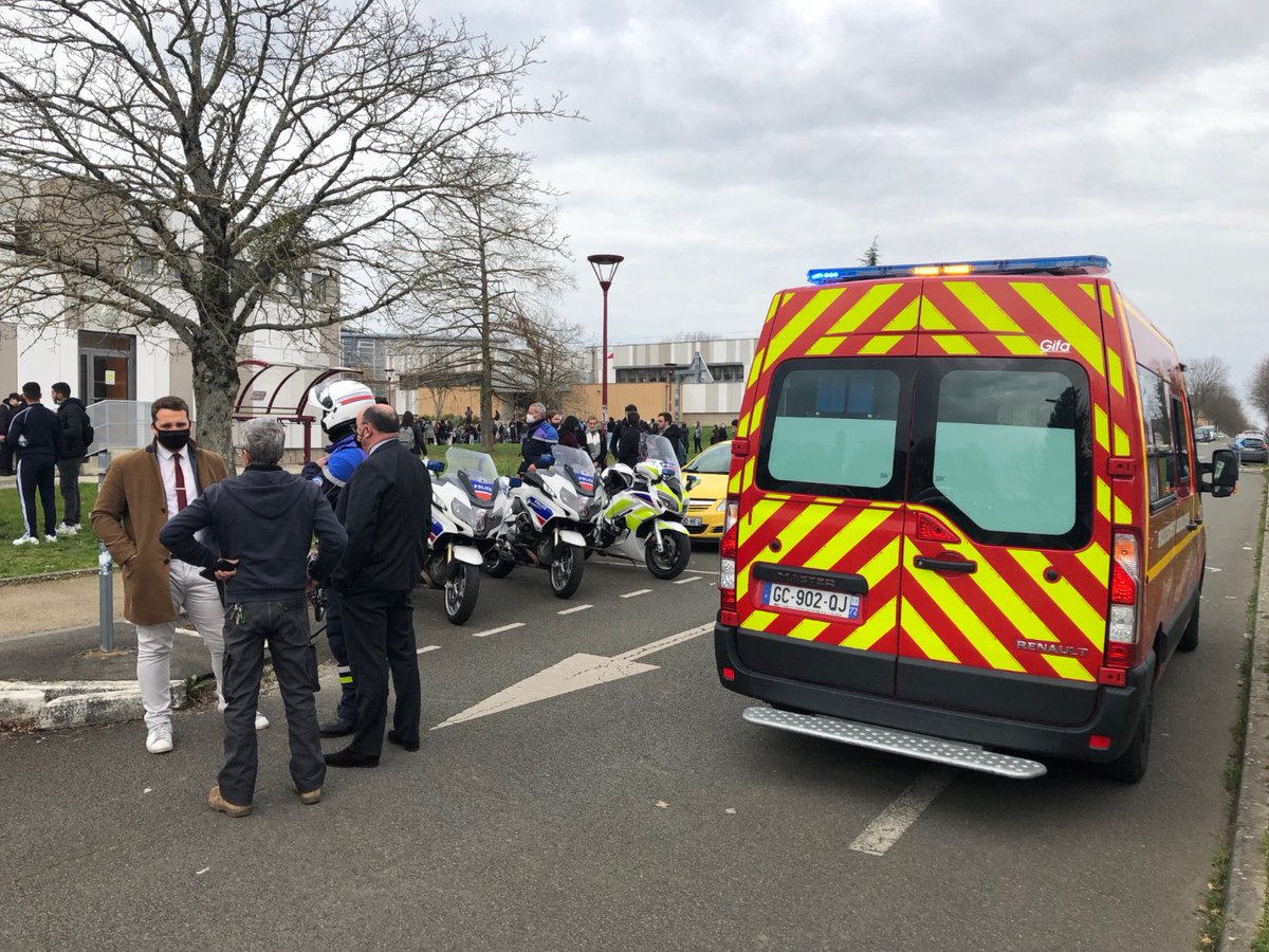 OuestFrance72's tweet photo. 🔴 Plusieurs élèves blessés dans une attaque à l’université du Mans, un homme interpellé #LeMans 
 https://t.co/yiFdJgRJDy https://t.co/1VdqkzME0N
