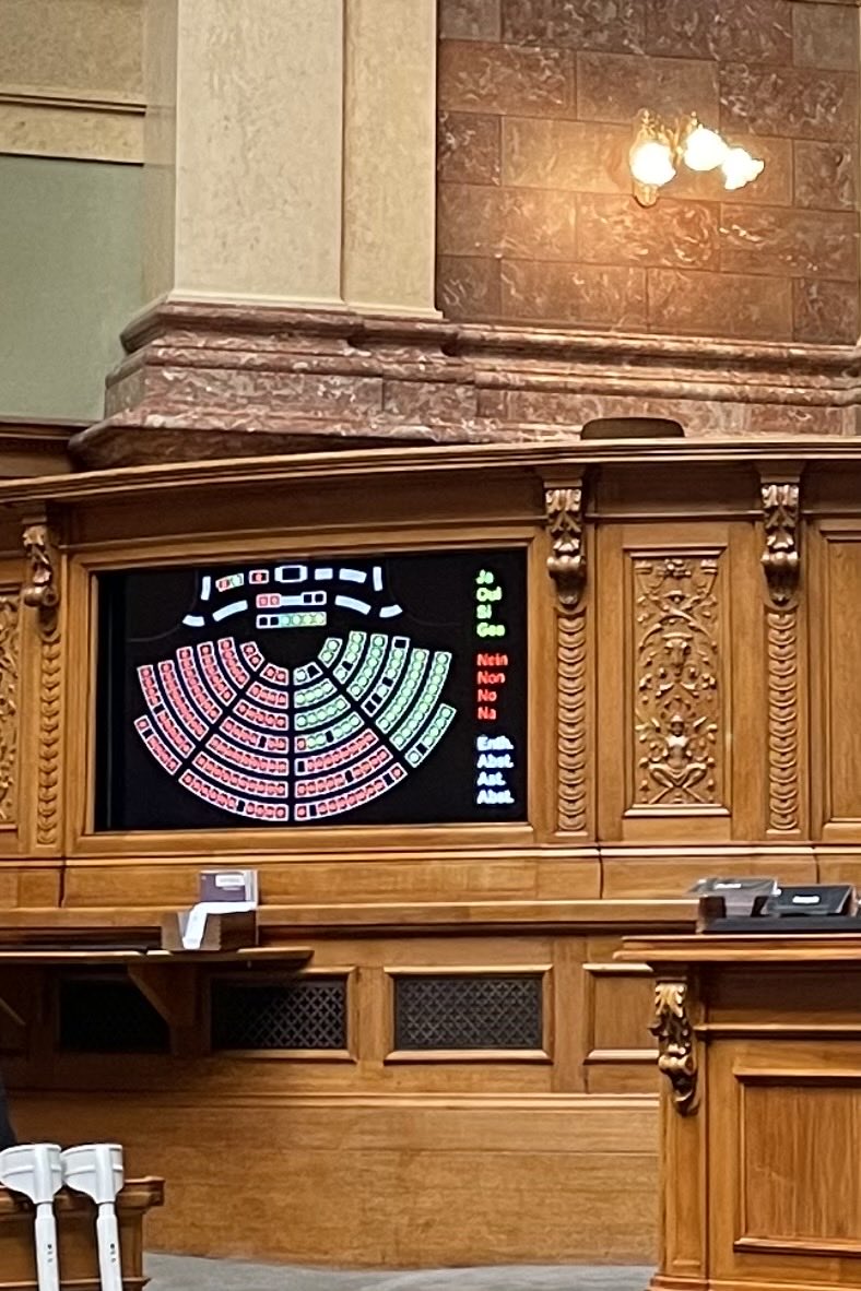 Ma motion 20.3339 demandant une régularisation collective des personnes sans statut légal a été rejetée ce matin. Le #conseilfederal poursuit sa politique de soutien à l’esclavage moderne de ces travailleuses.eurs privé.e.s de leurs droits. Indigne!