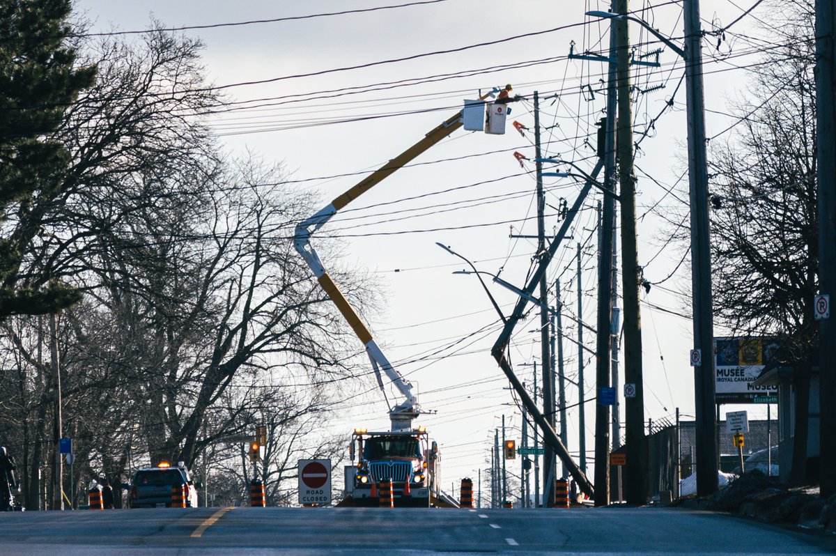 M_Trevithick's tweet photo. This is probably gonna take a while... 

Oxford Street east of Adelaide. Single-vehicle crash around 3 a.m. took out a hydro pole. Detours in place. #LdnOnt https://t.co/LWf8uCWOUd