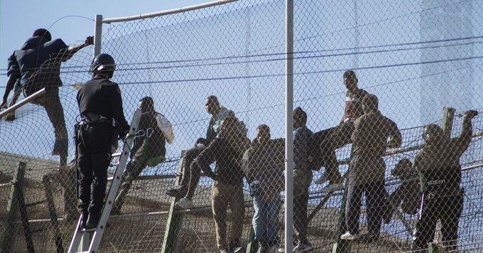 Hundreds of migrants scale fence, cross into Spain's Melilla enclave reuters.com/world/europe/h…