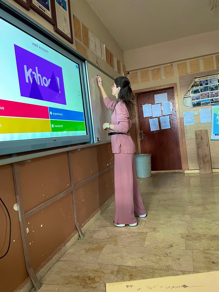 Let’s Kahoot!
İngilizce kelime öğrenmede radikal yaklaşımlar… Web 2.0 aracı olan ‘Kahoot!’ uygulamasını kullanarak kıran kırana bir rekabet ortamında kelime haznemizi genişletiyoruz. 
<a href="/ASUTAYMEHMET/">Mehmet ASUTAY</a> 
<a href="/MemHarran/">Harran İlçe MEM</a> 
@Hasanzkikorogli