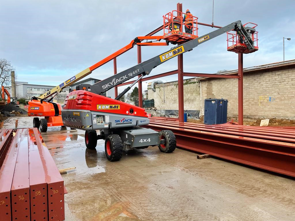 kdm_hire's tweet image. ⚡️𝗣𝗢𝗪𝗘𝗥 𝗣𝗜𝗖 𝗢𝗙 𝗧𝗛𝗘 𝗪𝗘𝗘𝗞⚡️
Your weekly glimpse into what's keeping us busy!

✌🏻45ft Sticks
Two 16m working height telescopic booms at work.
Helping to maximise safety and efficiency while erecting steel.

#kdmhire #dublin #serviceyoucantrust