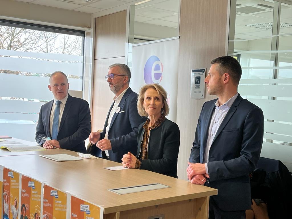 DARRAS62144's tweet image. Signature de 12 #CEJ au ⁦@pole_emploi⁩ d’Arras ⁦@Prefet62⁩. un partenariat fort autour de l’accompagnement des jeunes. ⁦@E2CARTOIS⁩ ⁦@AFP2i⁩ ⁦@JlucDerambure⁩ ⁦@Nathalie_DUDA⁩