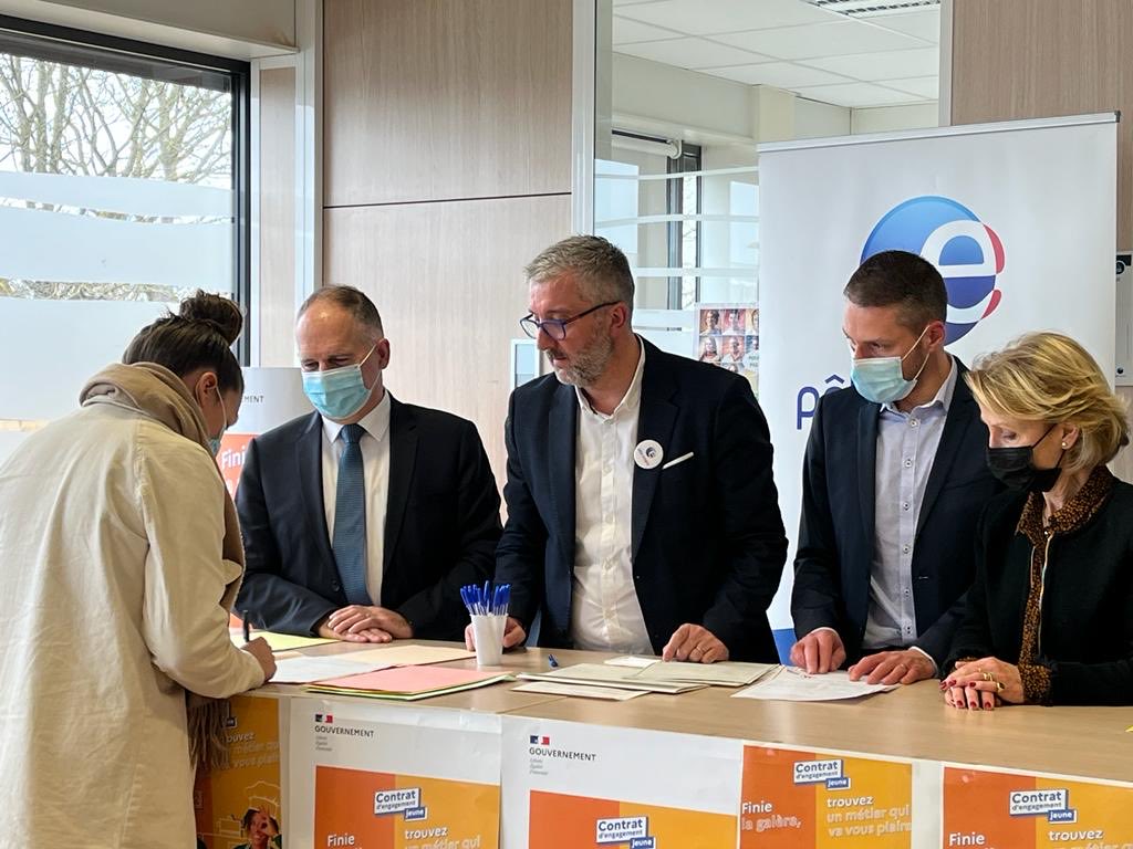 DARRAS62144's tweet image. Signature de 12 #CEJ au ⁦@pole_emploi⁩ d’Arras ⁦@Prefet62⁩. un partenariat fort autour de l’accompagnement des jeunes. ⁦@E2CARTOIS⁩ ⁦@AFP2i⁩ ⁦@JlucDerambure⁩ ⁦@Nathalie_DUDA⁩