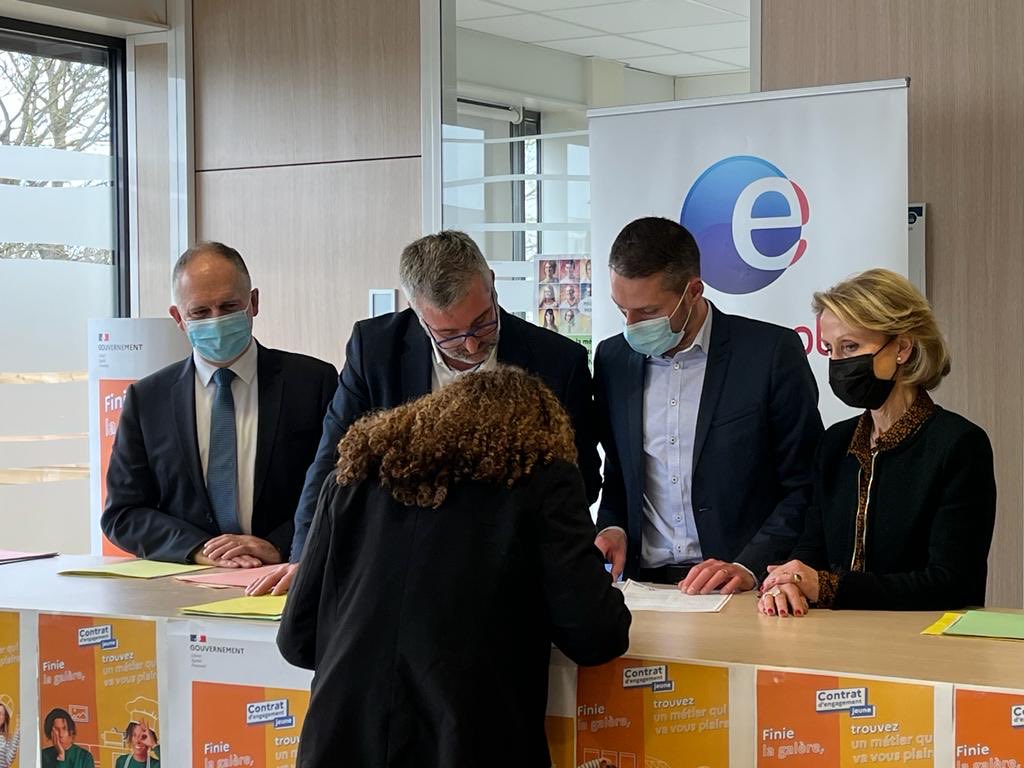 DARRAS62144's tweet image. Signature de 12 #CEJ au ⁦@pole_emploi⁩ d’Arras ⁦@Prefet62⁩. un partenariat fort autour de l’accompagnement des jeunes. ⁦@E2CARTOIS⁩ ⁦@AFP2i⁩ ⁦@JlucDerambure⁩ ⁦@Nathalie_DUDA⁩
