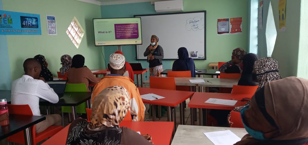 Siyafunda_ctc's tweet photo. Siyafunda CTC in Partnership with @DigifyAfrica & @AlTawheed13 to train the ladies on the Digital Literacy program called #Digifybytes.
#Digifybytes
#SiyafundaCTC
#2022Goals https://t.co/2Vuc9nQP8I