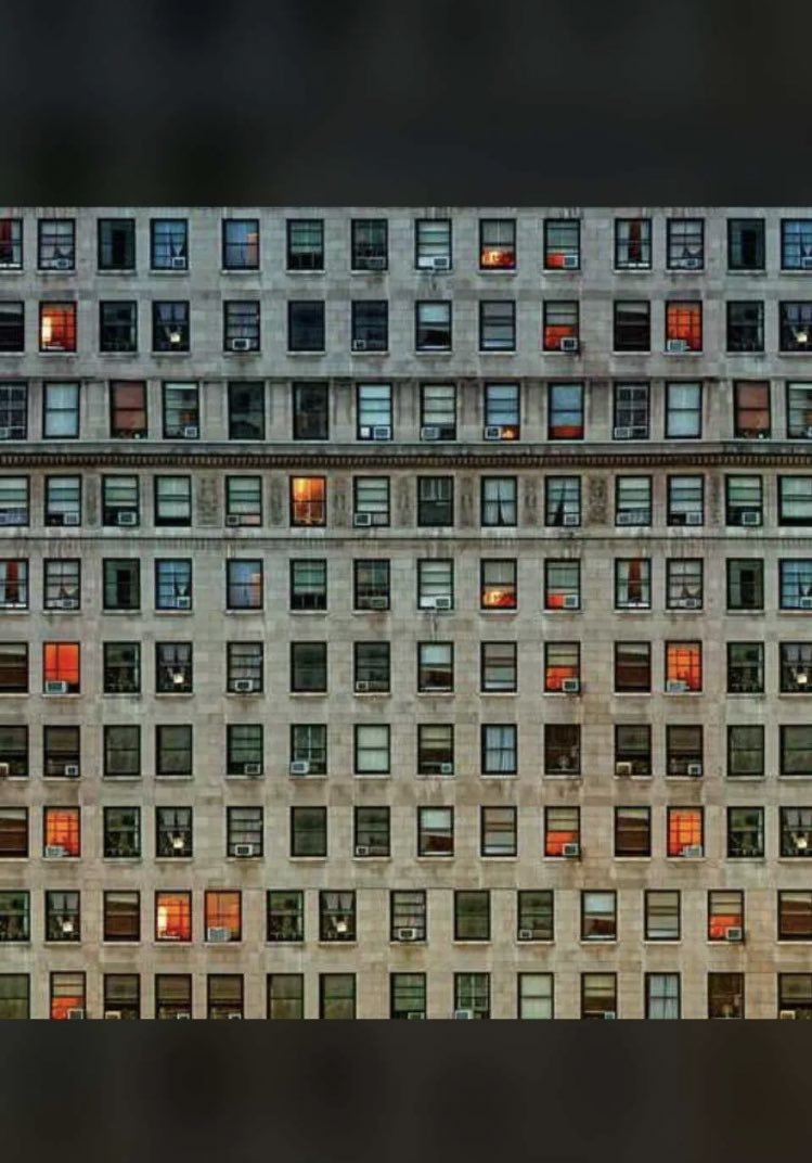 خلف كل نافذه قصة ، وخلفها قلوب مختلفة تنبض بالحب ، بالحنين ، بالألم ، وبالفقد وبما لا يُحكى أبداً .
                 🖤🖤🎈.