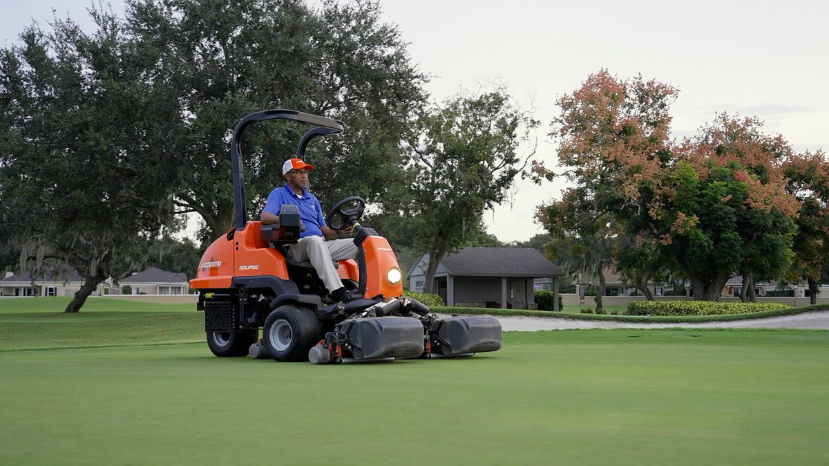 JacobsenTurf's tweet photo. 🇺🇸 "What's been fantastic for us with all our practice greens being so close to the lodge is being able to go up there with the electric mower without making a lot of noise." - Chris Flynn, Director of Grounds,@APBayHill on the #Eclipse360 ELiTE. #Jacobsen #APInv #SincerelyJake https://t.co/Ux84HWso1N