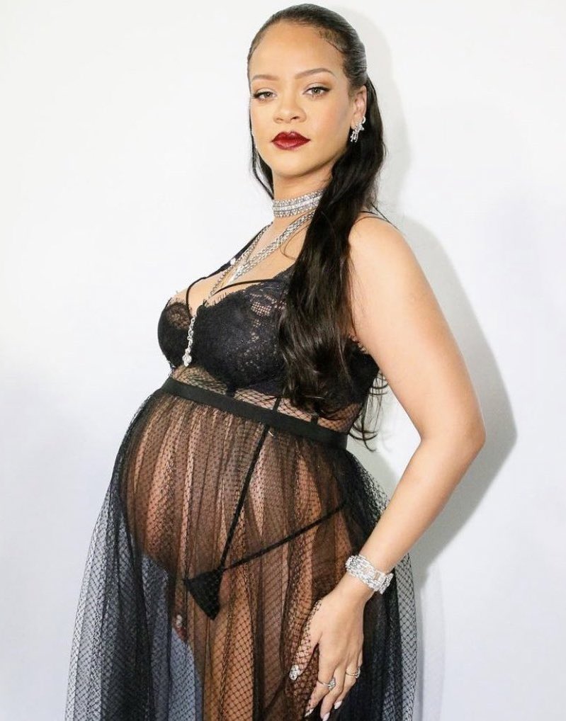 _anabeezy's tweet photo. @rihanna pregnant:        me pregnant: https://t.co/U3g811m2oR