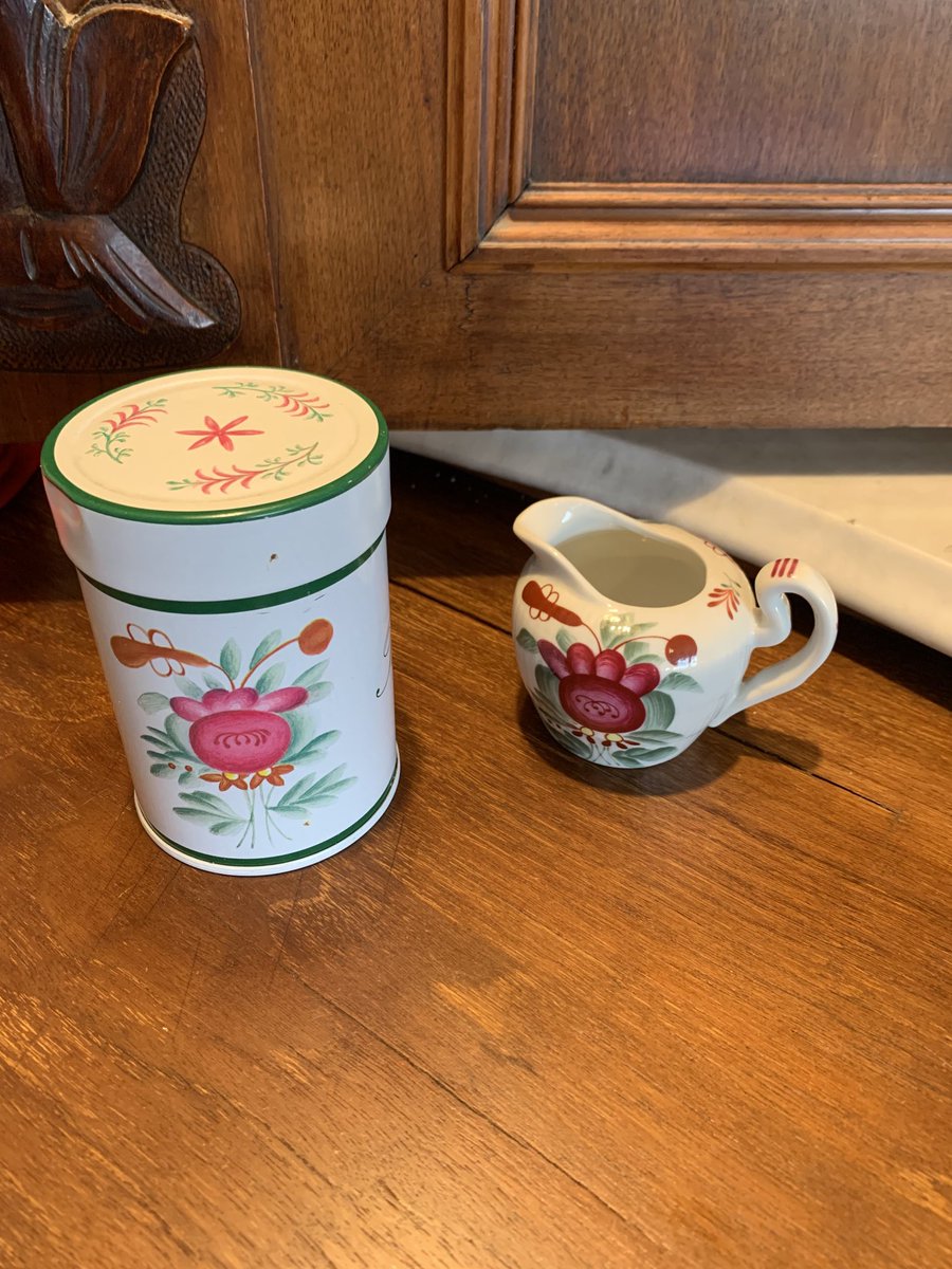 soniafocke's tweet photo. Oh, look! I now have a matching tea tin for my East Friesian tea, courtesy of my MIL de-cluttering.
#tea #teetied #teaculture #tearituals https://t.co/aoTpuZODEY