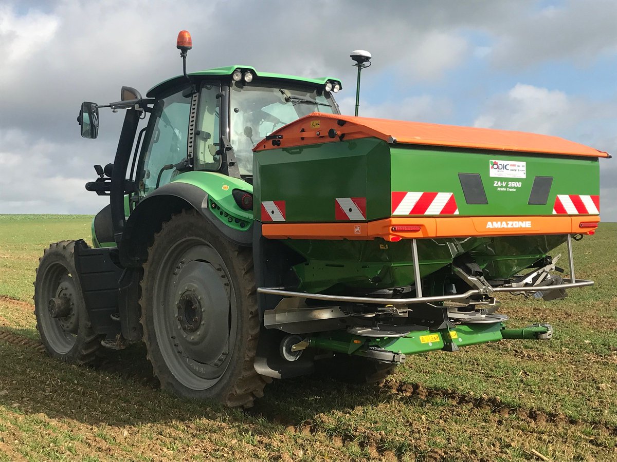 Mise en route d’un #distributeur d’engrais <a href="/Amazone/">AMAZONEN-WERKE H. DREYER SE & Co. KG</a>  sur la commune de Noyal Pontivy.
Il s’agit d’un ZA-V 2600 Isobus équipé de la pesée, coupure de tronçons et modulation de doses.

#amazone #amazonegroup #engrais #noyalpontivy #morbihan #bretagne #sasmichelodic #odicgroup