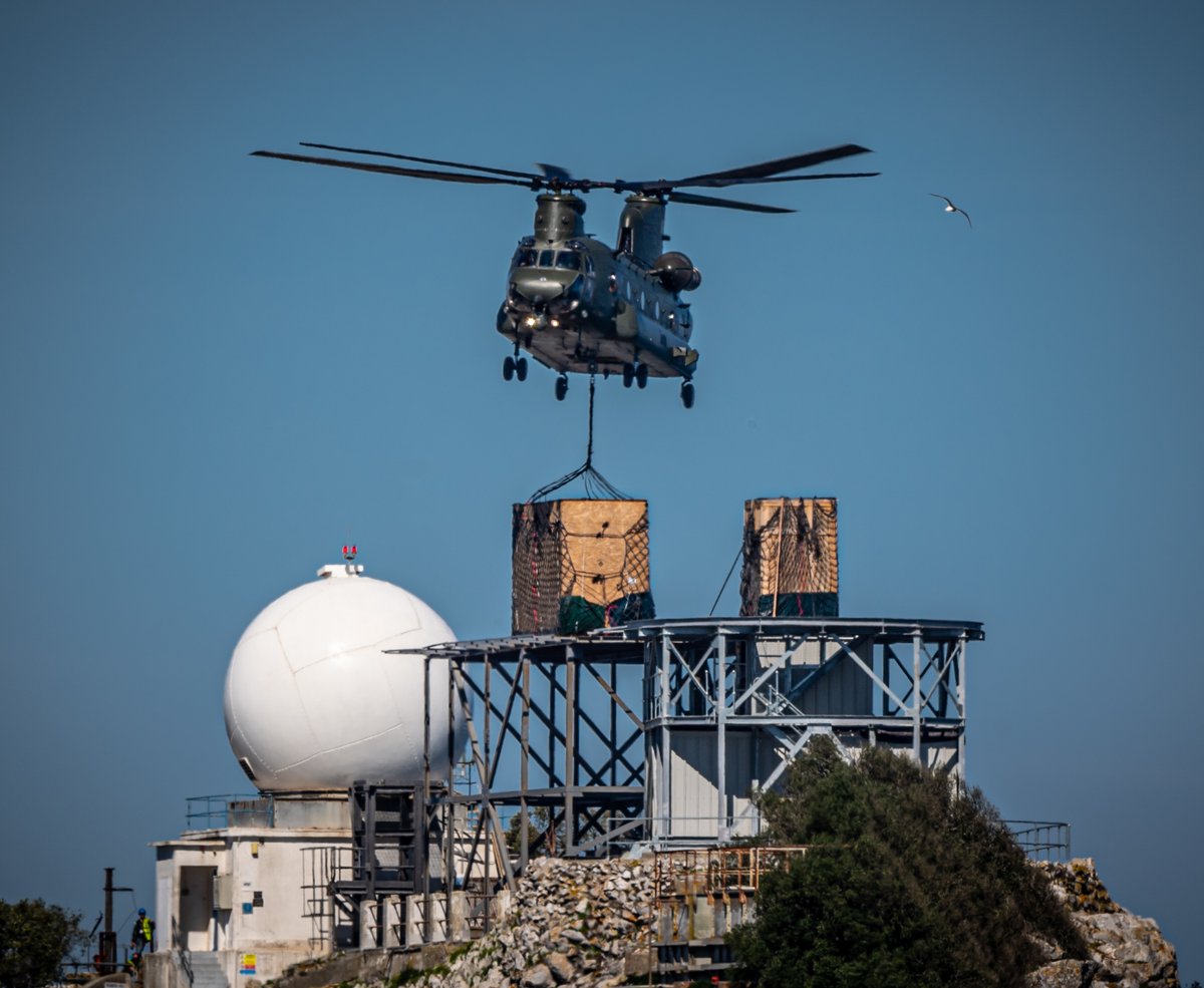 dparody's tweet photo. Fantastic flying skills from @RoyalAirForce Chinook helicopter pilot today as new radar is delivered to the top of the Rock of Gibraltar. #AvGeek #avgeeks https://t.co/rE0So0zPIn