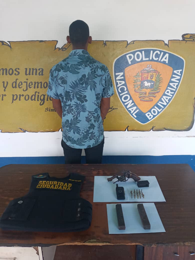LidkRodelo's tweet photo. Efectivos de la #PNB detuvieron en #Caucagua a falso funcionario de
Seguridad Ciudadana de #Guarenas (@SSC_Plaza) Le incautaron arma de fuego, indumentaria policial y carnet falsificado

Miguel A Pedrique A quedó a la orden de la Fiscalía 20° del @MinpublicoVEN en el Edo #Miranda https://t.co/vw7UsnCAWJ