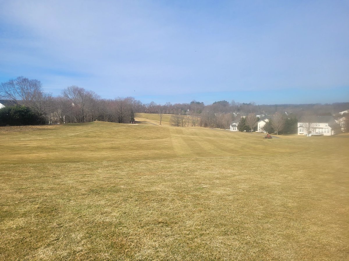 HeftyLeftyQue's tweet image. Knocking off some fuzz and blowing winter play debris. Course is playing great