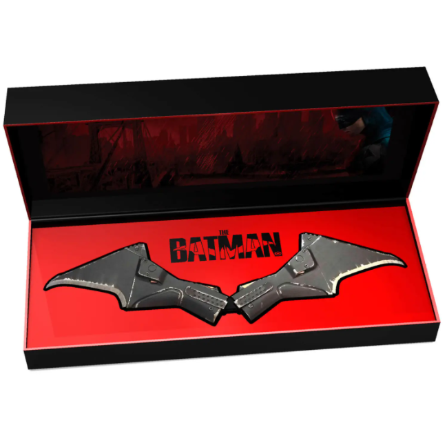 An exclusive sneak peak...

This Friday at 12pm we're releasing a a full-size, limited-edition prop replica of #Batman 's chest Glyph. 

Only releasing 1000 of these worldwide, so sign up here: bit.ly/3CaXgYf ... Can't promise these will be around for long!