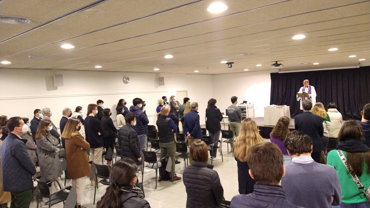 🔵 Avui Dimecres de Cendra, UIC Barcelona s'uneix a l'oració per la pau en què han participat membres de la comunitat universitària de Rússia i d'Ucraïna.

La Universitat referma la defensa dels valors del respecte, el diàleg i la convivència.

#DrivingValuesForward