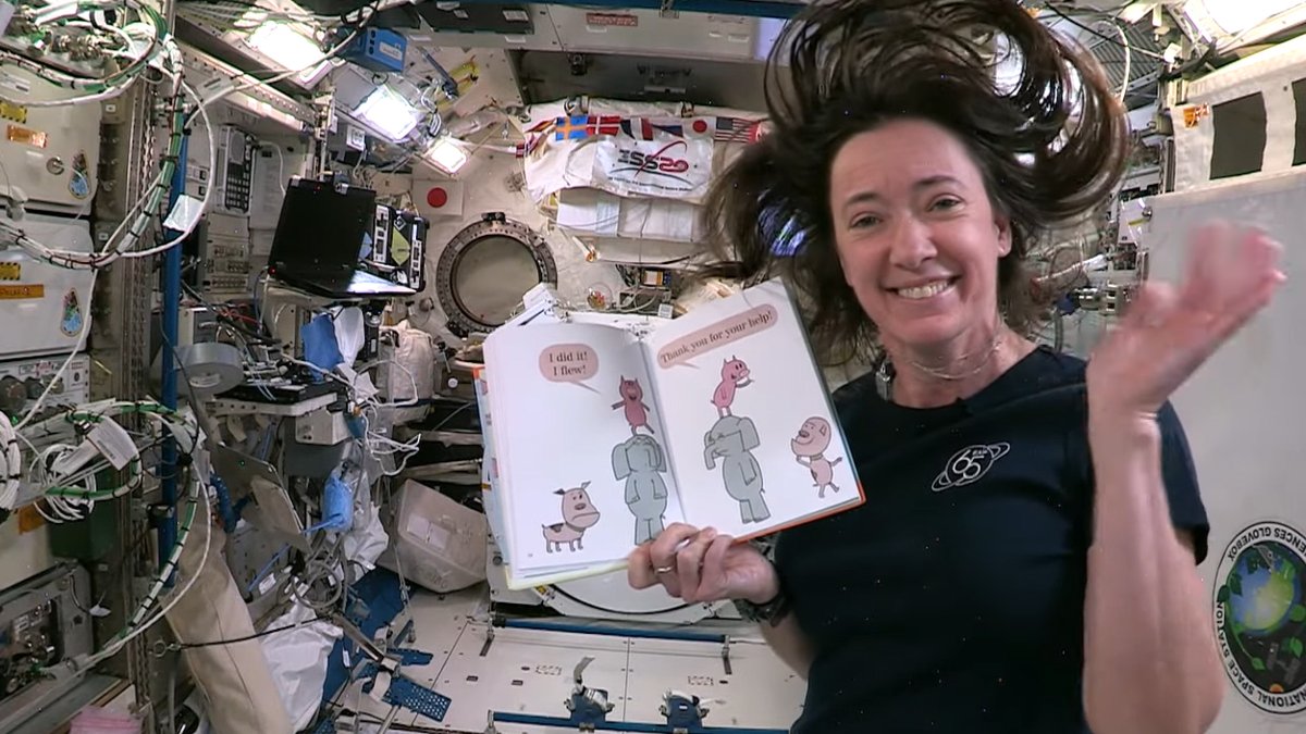 LearnWithNASA's tweet image. Even while she was busy working on the @Space_Station, Astronaut Megan McArthur still found time for a good book!

Rocket into reading &amp;amp; celebrate #ReadAcrossAmerica Day with the &quot;Story Time With @Astro_Megan&quot; video playlist. 🚀📚

youtube.com/playlist?list=…