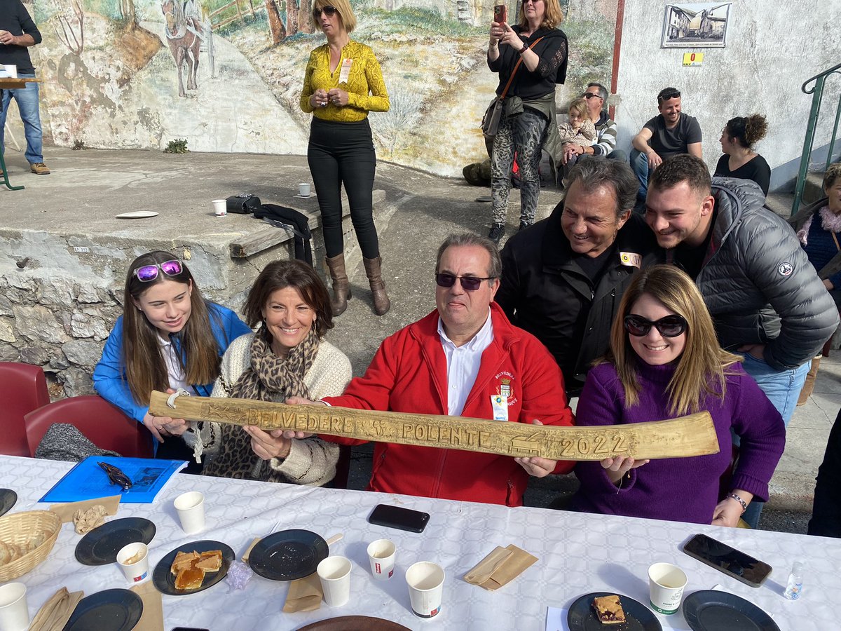 Dominiq_Estrosi's tweet photo. Cette #tradition festive et gastronomique est célébrée le mercredi des Cendres. Les fifres et tambours accompagnent de leurs chants traditionnels ce beau moment de partage qui se termine par la mise aux enchères du bouaire au plus offrant. https://t.co/8620nhqfsw