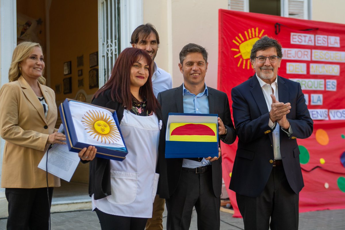 BAeducacion's tweet photo. Hoy, en la Provincia, empezaron las clases. Junto al gobernador @Kicillofok y toda la comunidad educativa, el director general de Cultura y Educación @AlbertoSileoni dejó inaugurado el ciclo lectivo 2022 en la primaria 6 de #PuntaIndio.
#EsTiempoDeReencontrarnos https://t.co/rHPSmecOST