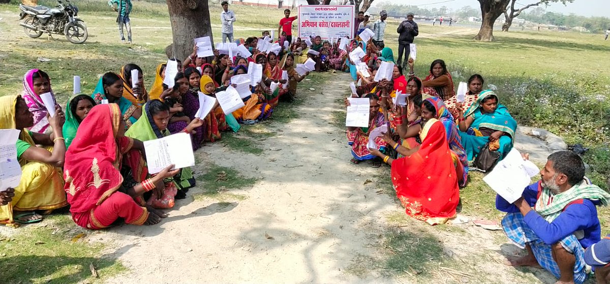 saurabhiirm's tweet photo. Volunteers & allies of @ActionAidIndia are supporting the #Dalit, mostly #Musahars in accessing land rights & employment under the flagship schemes of state & central government. This involves training of community leaders about the provisions of schemes & methods of monitoring. https://t.co/fqo5FczWdO