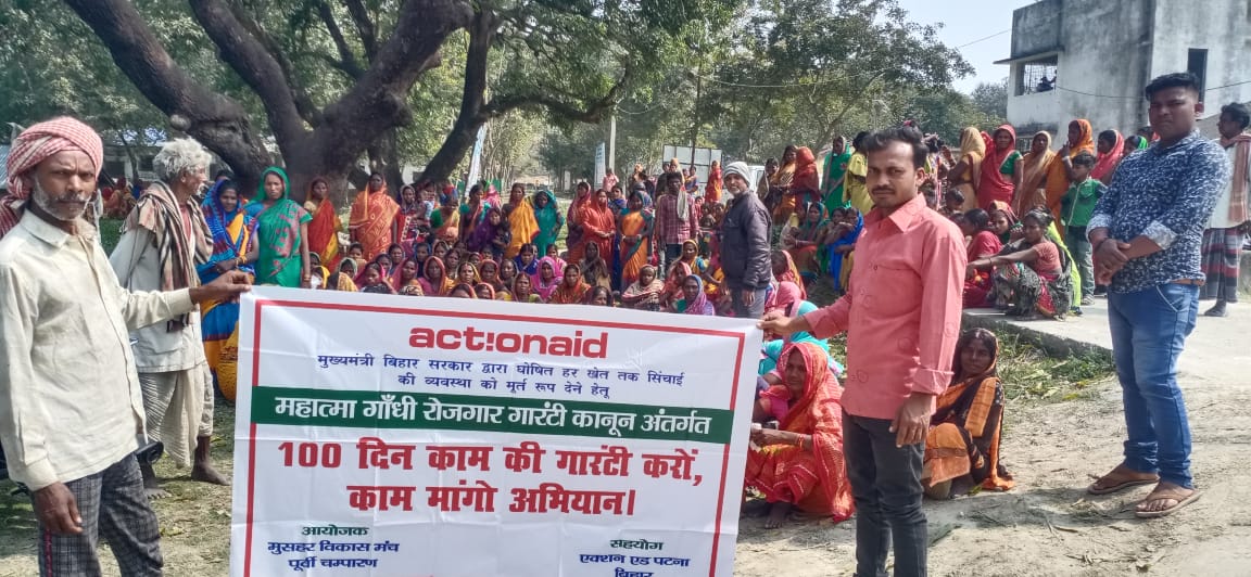 saurabhiirm's tweet photo. Volunteers & allies of @ActionAidIndia are supporting the #Dalit, mostly #Musahars in accessing land rights & employment under the flagship schemes of state & central government. This involves training of community leaders about the provisions of schemes & methods of monitoring. https://t.co/fqo5FczWdO