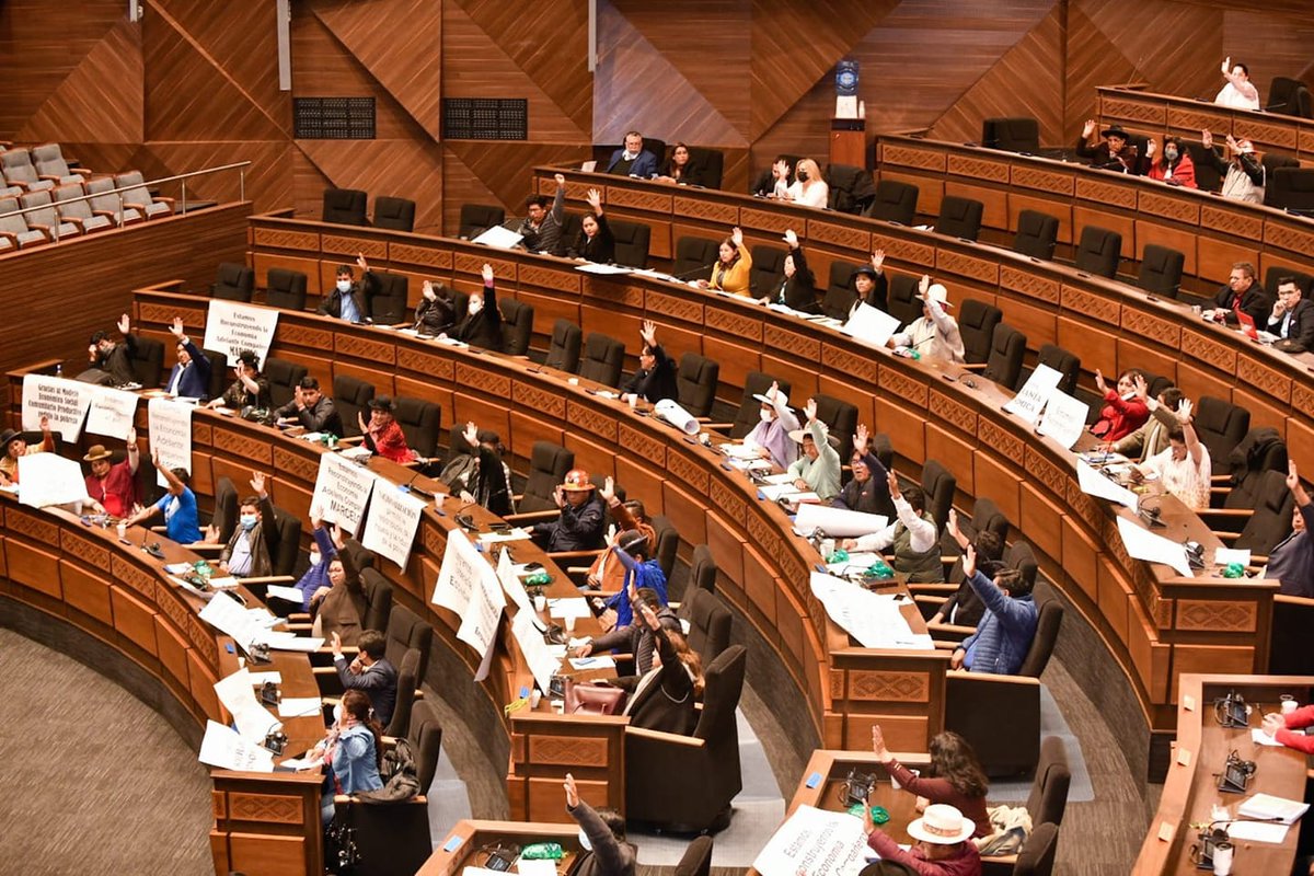 AlfonsoGumucio's tweet photo. 🥟   SALTEÑAS A 12 BS.  🥟             
    Los senadores se recetaron salteñas a 12 Bs., entre otros lujos que pagamos los bolivianos para una mayoría de levantamanos ignorantes y obsecuentes. 
Nunca he comido una salteña de 12 Bs. ¿Cómo será?
 
https://t.co/3x6NH7bQUq https://t.co/BqPNVMbRZo